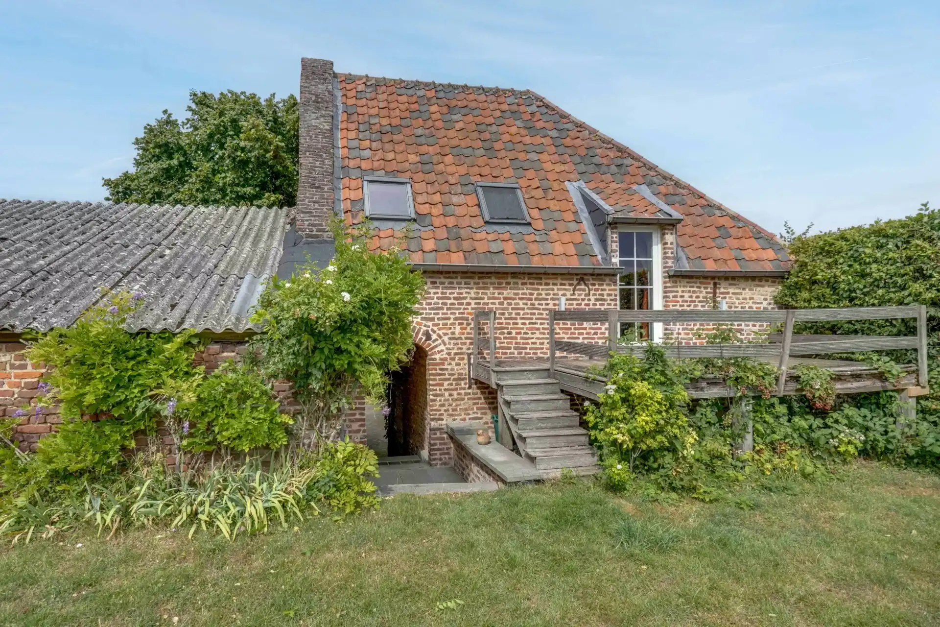 Karaktervolle vierkantshoeve met ruime binnenkoer foto 18
