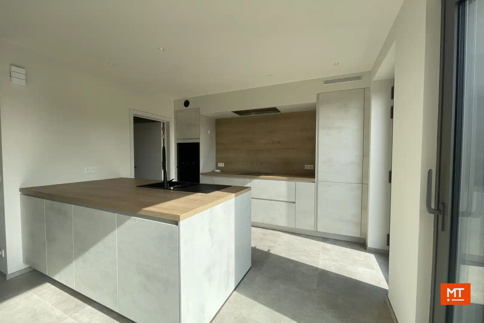 Nieuwbouwwoning te huur met 3 ruime slaapkamers en carport foto 4