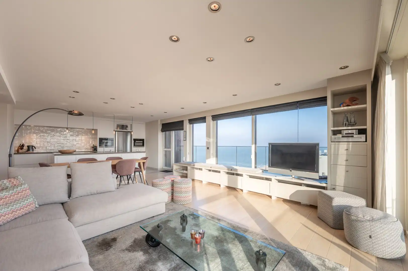 Uitzonderlijke penthouse gelegen op de Zeedijk aan het Van Bunnenplein met panoramische zichten foto 2