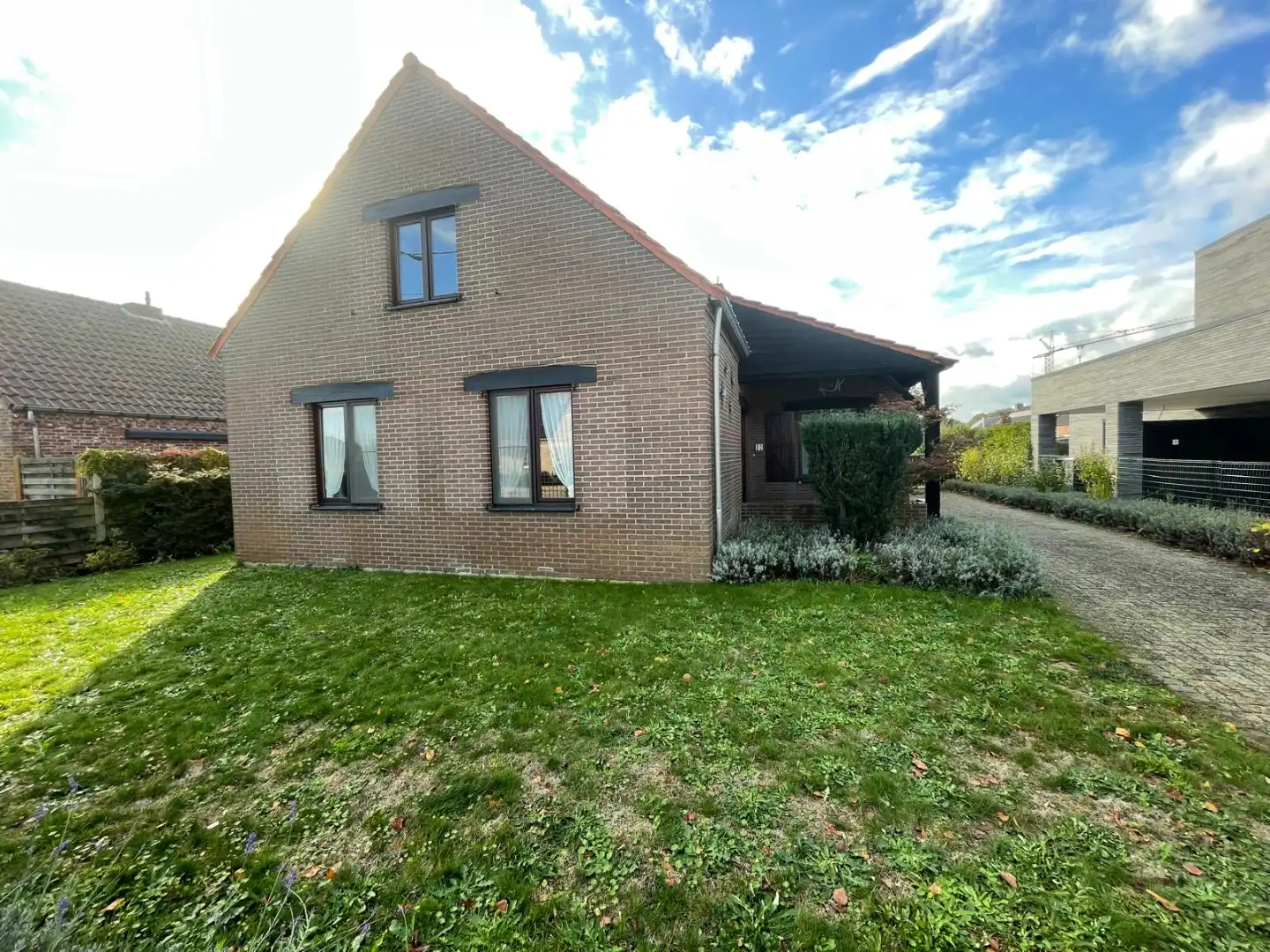Vrijstaande woning met 4 slaapkamers en ruime tuin met garage in Pelt foto {{pictureIndex}}