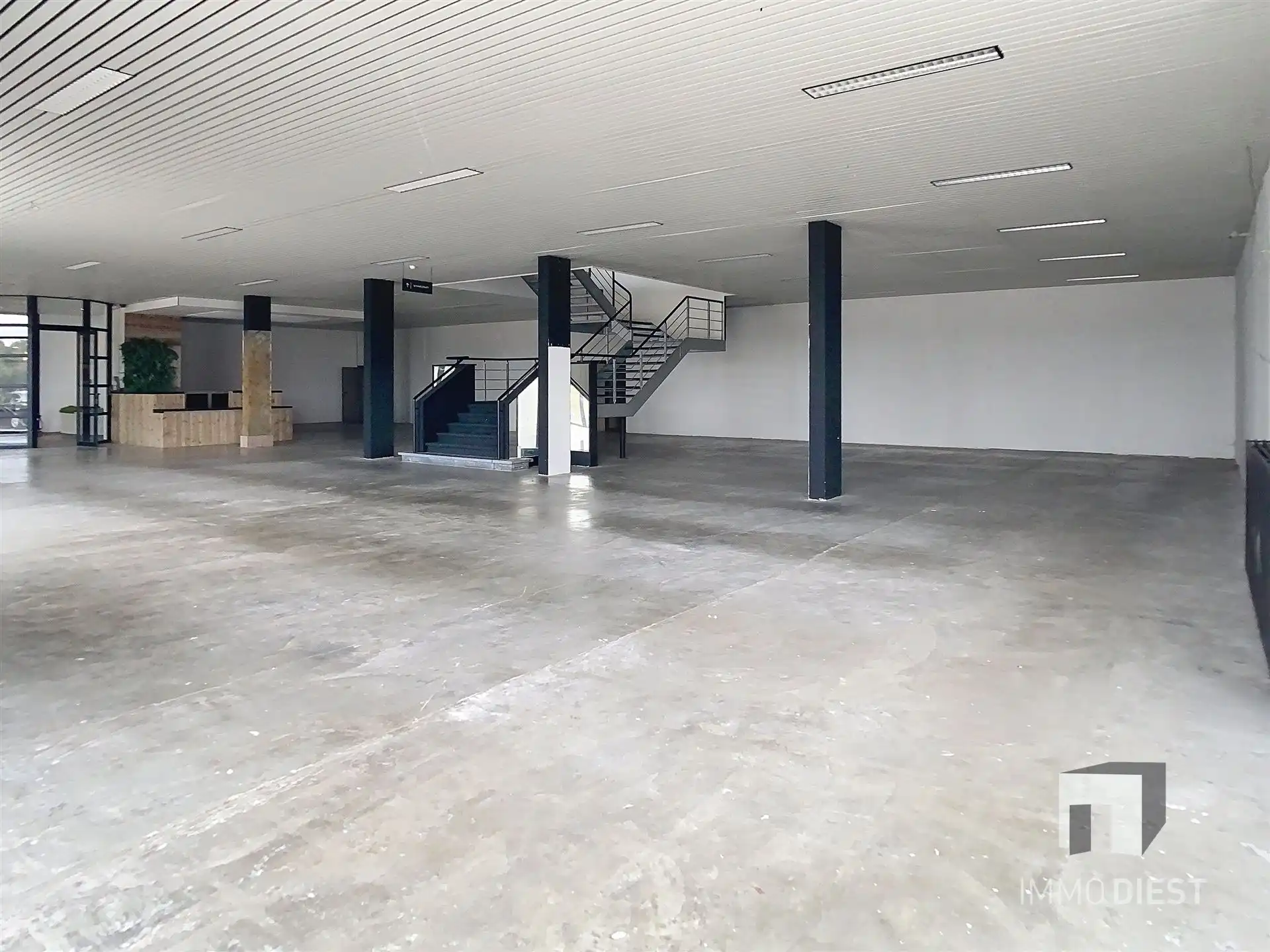2 handelspanden en 2 appartementen van 3.120m2 met ruime parking op verbindingsweg foto 9