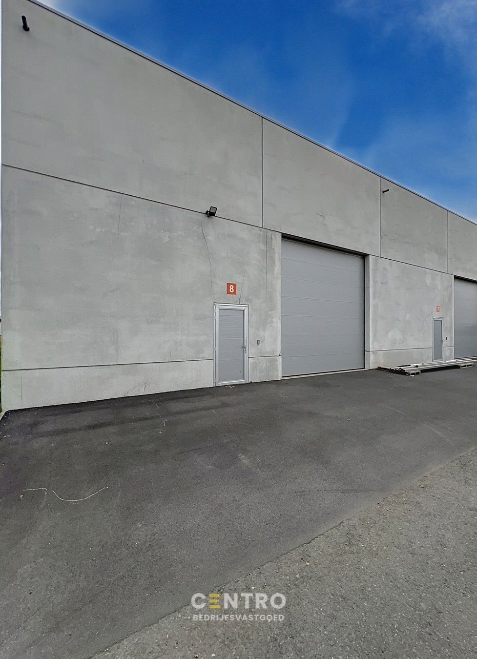 Instapklare OPSLAGRUIMTE / LOODS (216m²) voorzien van elektrische sectionaalpoort met aparte loopdeur en vrije hoogte van 7m! Op industriezone te Houthulst! foto 11