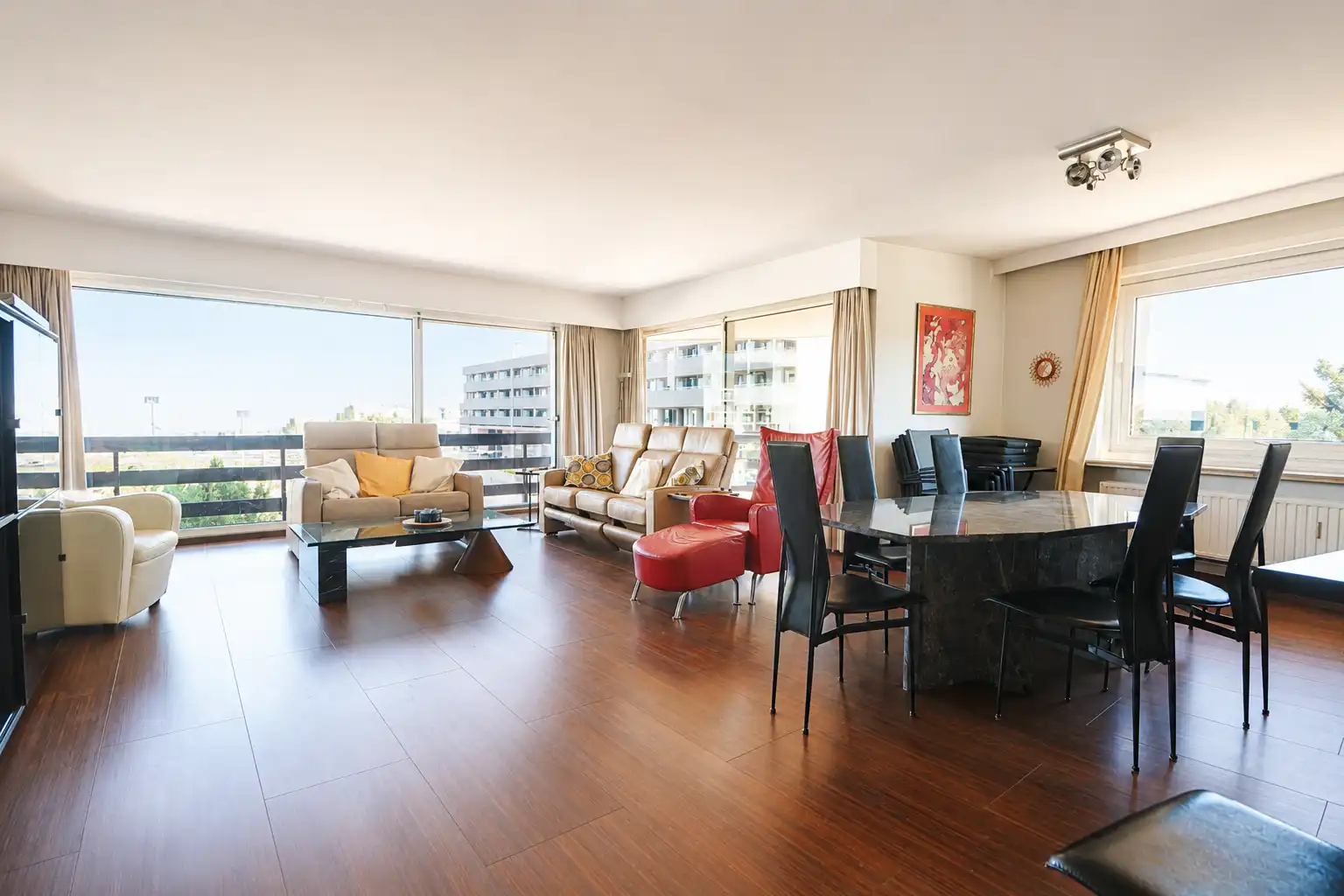 Ruim appartement (102 m²) met 2 slaapkamers en uitzicht op het stationsplein van Blankenberge. foto 9