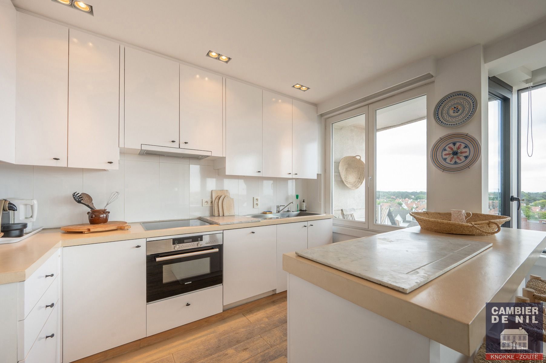 Instapklaar, lichtrijk en gemeubeld appartement aan het Albertplein foto 3
