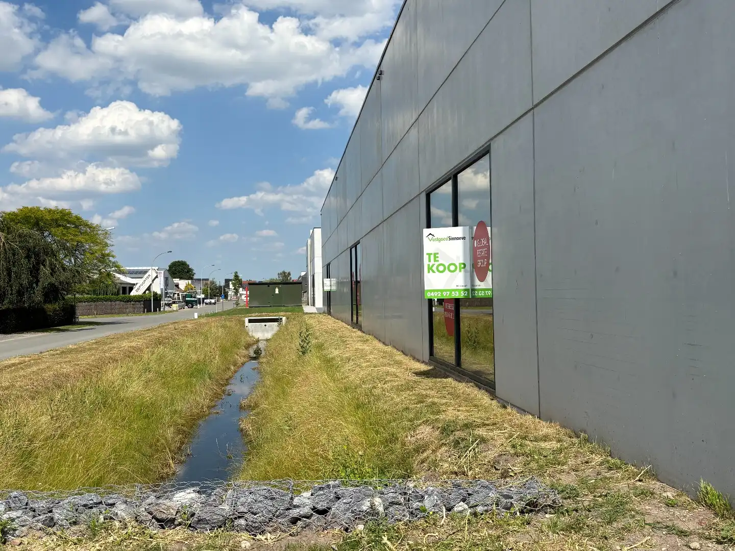 Loods te koop – 225 m² met 3 parkeerplaatsen inbegrepen op de industriezone te Ichtegem foto 16