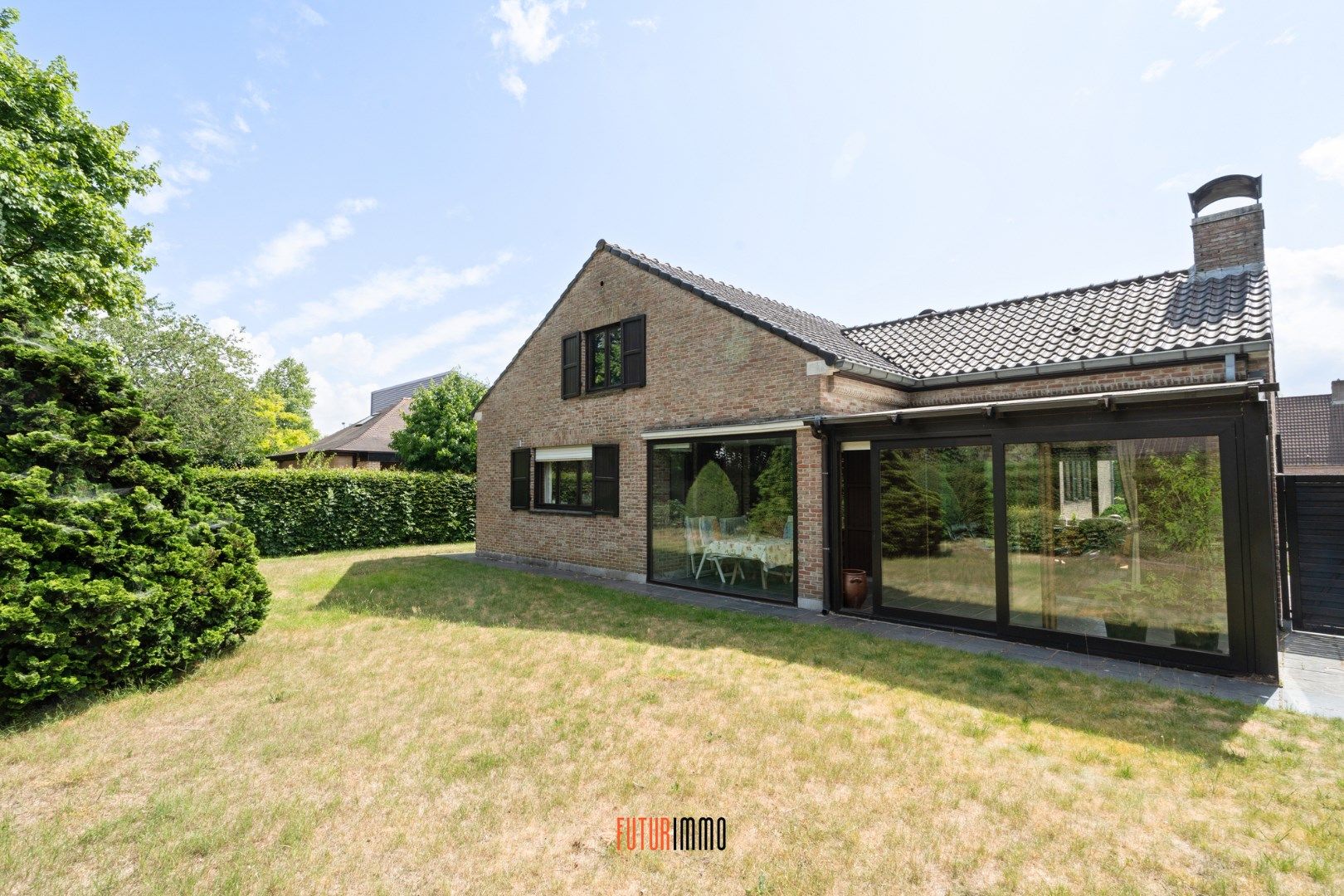 Open bebouwing met garage en ruime tuin foto 16