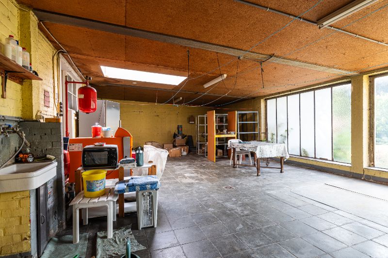 Degelijk gebouw met veel potentieel foto 14