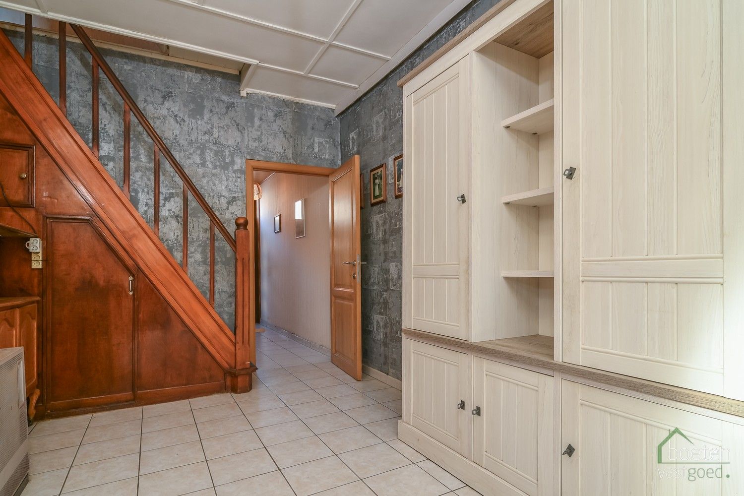 Alveringem: Interessante dorpswoning met redelijk comfort, 3 slaapkamers, tuin en uitweg met garage achteraan op 428m² grondopp. foto 9