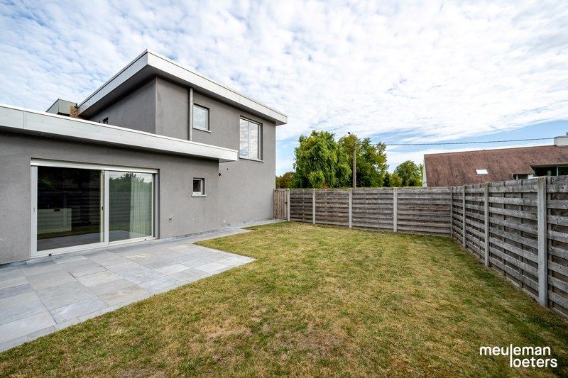 Eigentijdse woning met garage en beroepsgedeelte foto 17