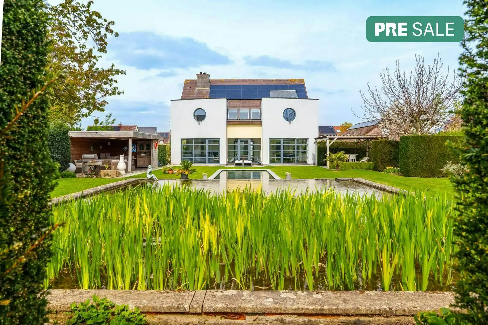 Villa op 2300 m² en vier slaapkamers te koop in Heule! foto {{pictureIndex}}