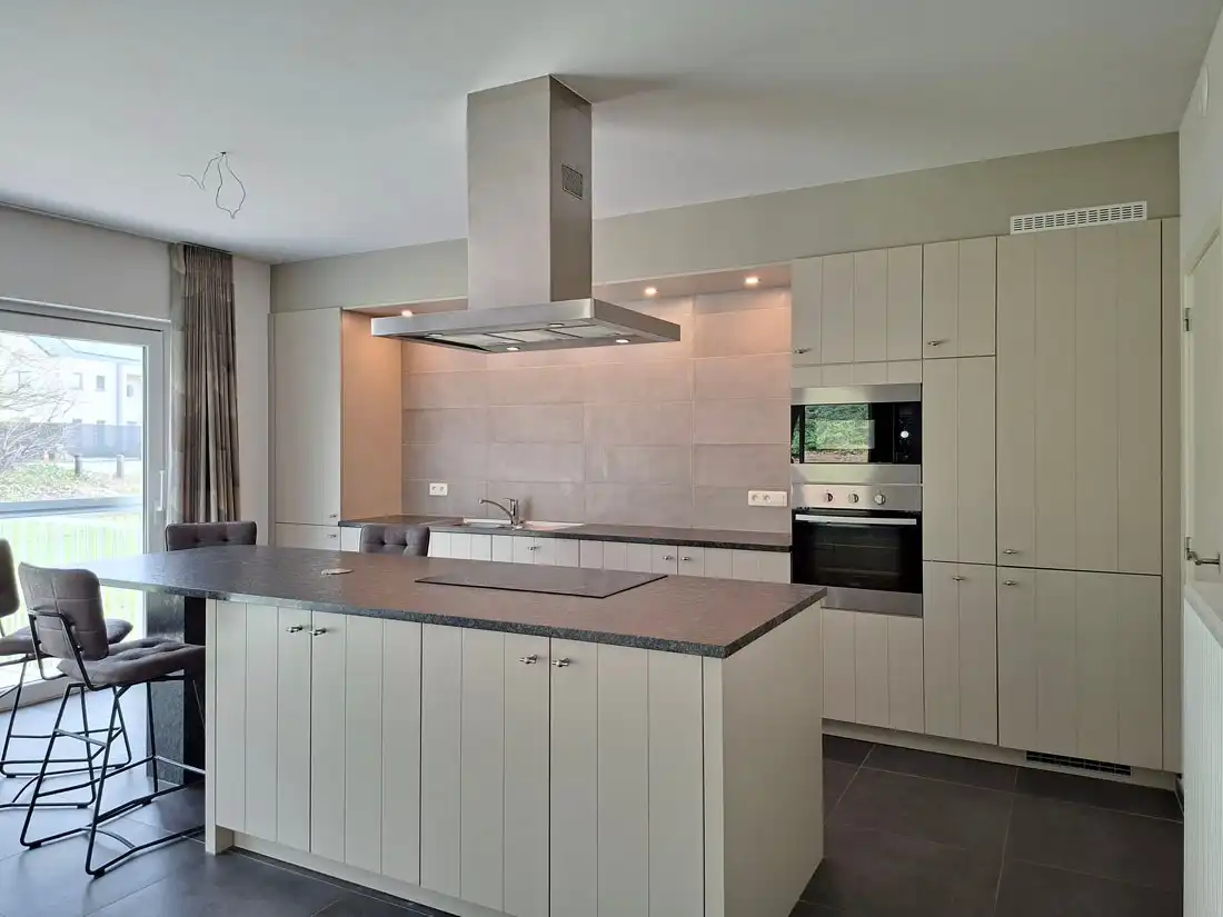 Modern en stijlvol gelijkvloers appartement net buiten Genk centrum foto 8