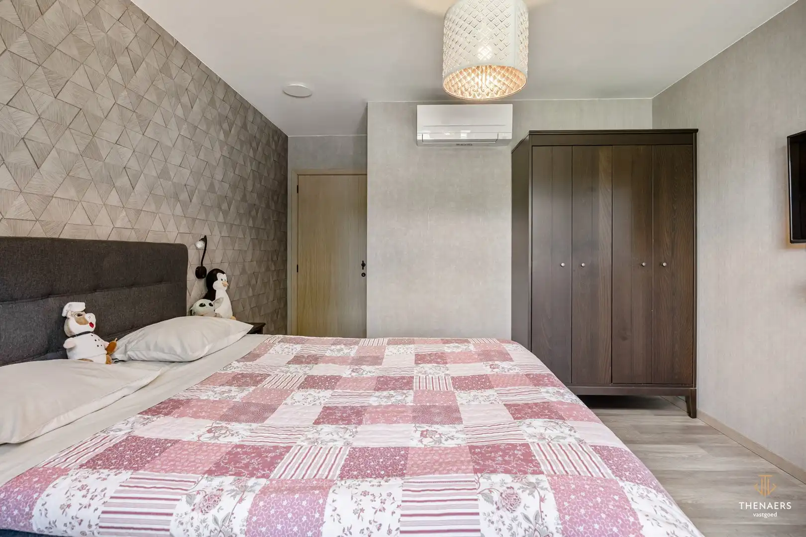 Exclusieve en bijzonder energiezuinige woning met 332 m² woonoppervlakte, vier autostaanplaatsen en verwarmd zwembad. foto 30