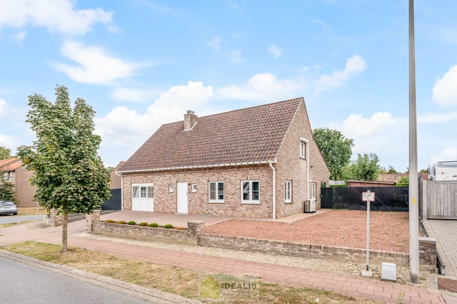 IDEALIS VASTGOED – ZEER RUIME EENGEZINSWONING MET EEN KNAPPE LEEFRUIMTE MET AANSLUITEND OPEN MODERNE KEUKEN, MOMENTEEL 3 SLAAPKAMERS MAAR MOGELIJKHEID TOT 4 SLAAPKAMERS, 2 BADKAMERS, ONDERKELDERD EN VOLLEDIG AANGELEGD MET EEN KNAPPE TUIN EN HEERLIJK OVERDEKT TERRAS OP EEN PERCEEL VAN 5A 63CA! Deze ruime gezinswoning omvat +- 215m² netto bewoonbare oppervlakte met een aangename woonkamer bestaande uit zit-en eetgedeelte, een open moderne keuken, 3 slaapkamers maar mogelijkheid tot 4 slaapkamers en 2 badkamers. Een unieke kans voor kandidaten op zoek naar een ééngezinswoning voorzien van alle faciliteiten en comfort op een fijne locatie in een residentiële wijk tussen de centra van Oudsbergen, Bocholt, Bree en Peer! De huidige eigenaars hebben de woning in 2023 grondig gerenoveerd en o.a. voorzien van vloerverwarming, een warmtepompboiler en 2 lucht-luchtsystemen om te koelen en warmen!! foto 3