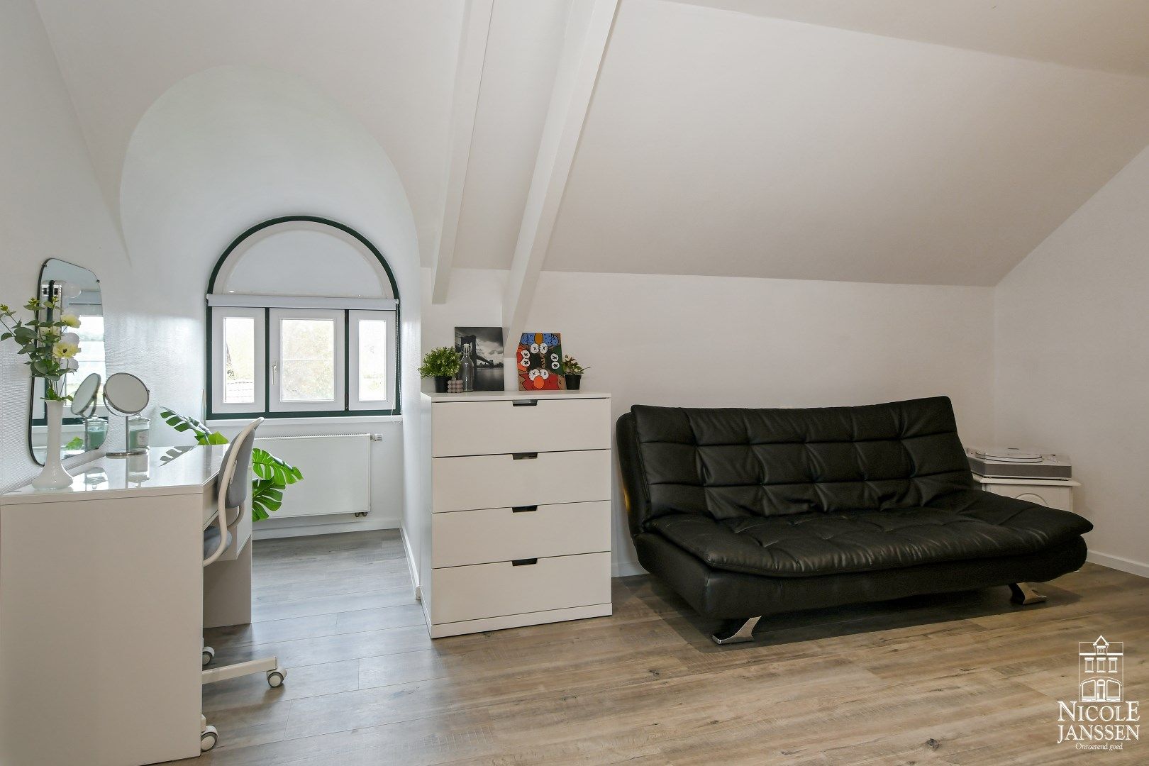 Instapklaar landhuis met tuin en interessant bijgebouw foto 27