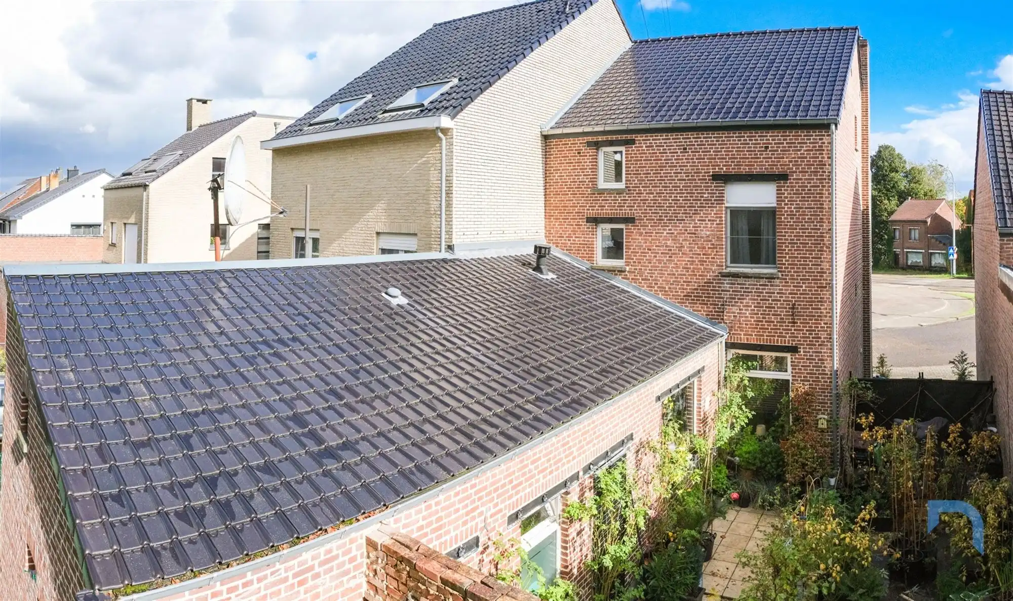 Woning op toplocatie met grote tuin foto 24