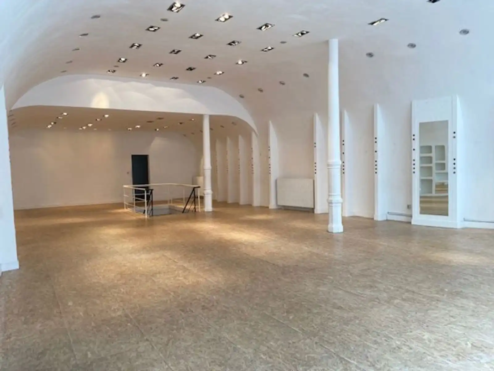 Ruim handelspand te huur nabij de Kathedraal (520 m²) foto 3