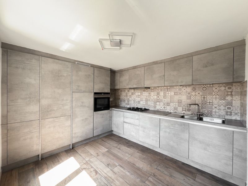 Zedelgem. Centraal gelegen vernieuwde HALF OPEN BEBOUWING met 4 slaapkamers, dressing, garage en bergingen. Ideale ruime gezinswoning met vloerverwarming! foto 3