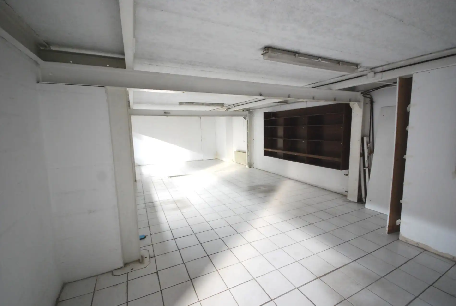 VEELZIJDIGE RUIME LOODS VAN 1150 M² MET BURELEN EN TOONZAAL  foto 9