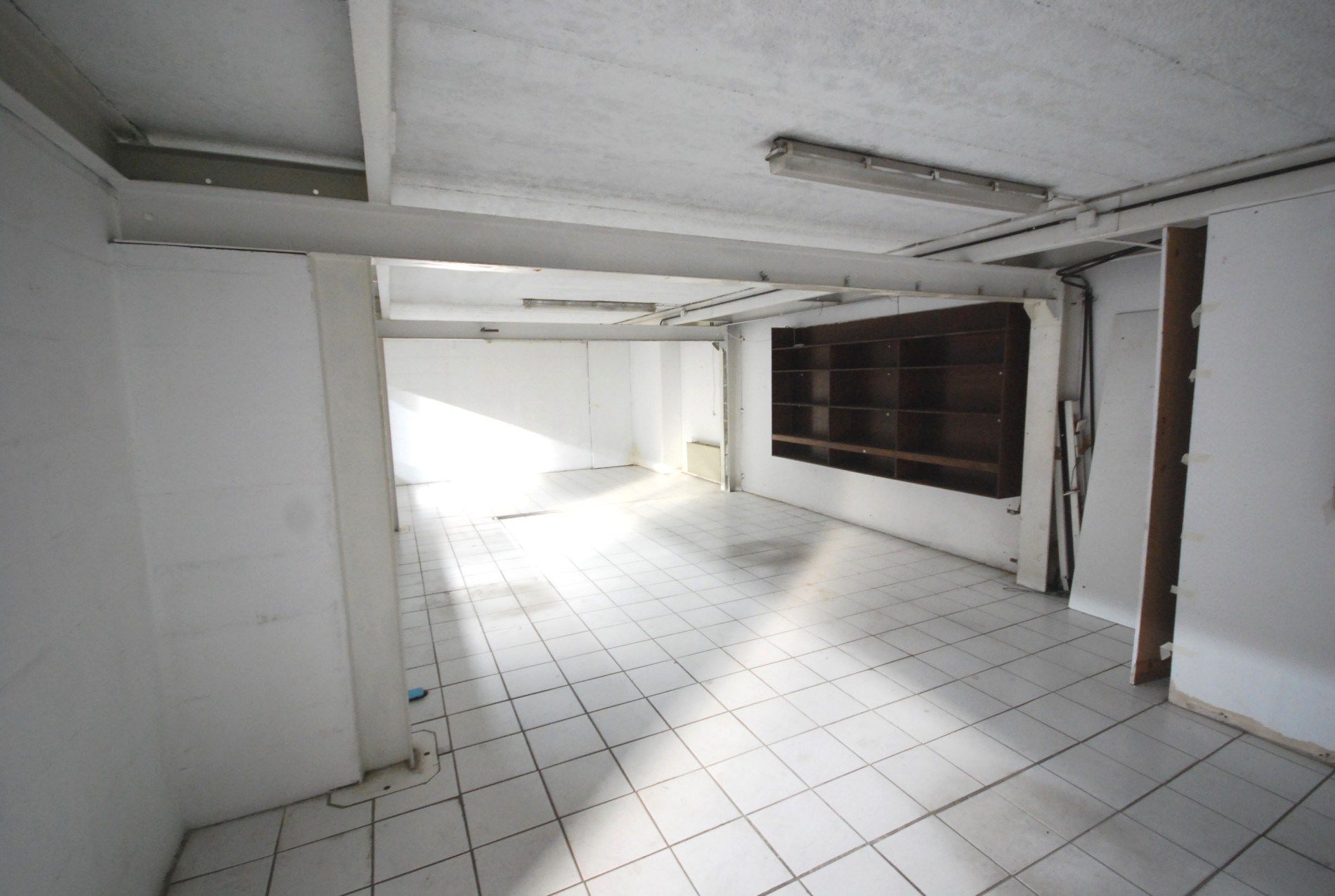 VEELZIJDIGE RUIME LOODS VAN 1150 M² MET BURELEN EN TOONZAAL  foto 9