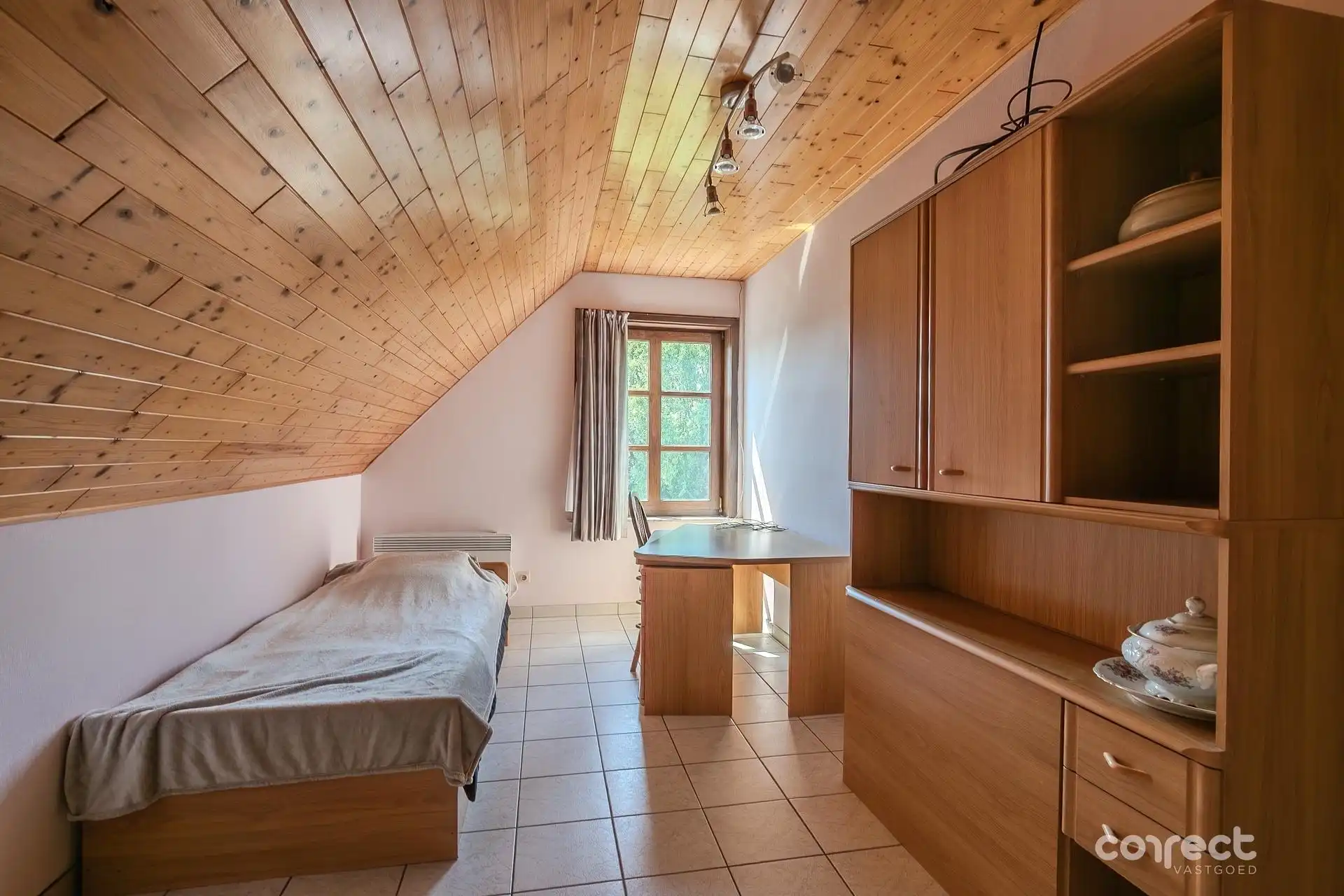 Alleenstaande landelijke woning op een ruim hoekperceel en aanpalend een stuk bouwgrond. foto 9