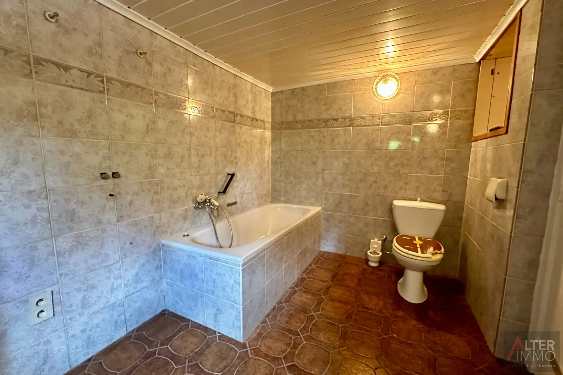 Gelijkvloerse woning (1970) met 2 slaapkamers, kelder en zolder (mogelijks in te richten) op perceel van 10a 30ca. foto 9