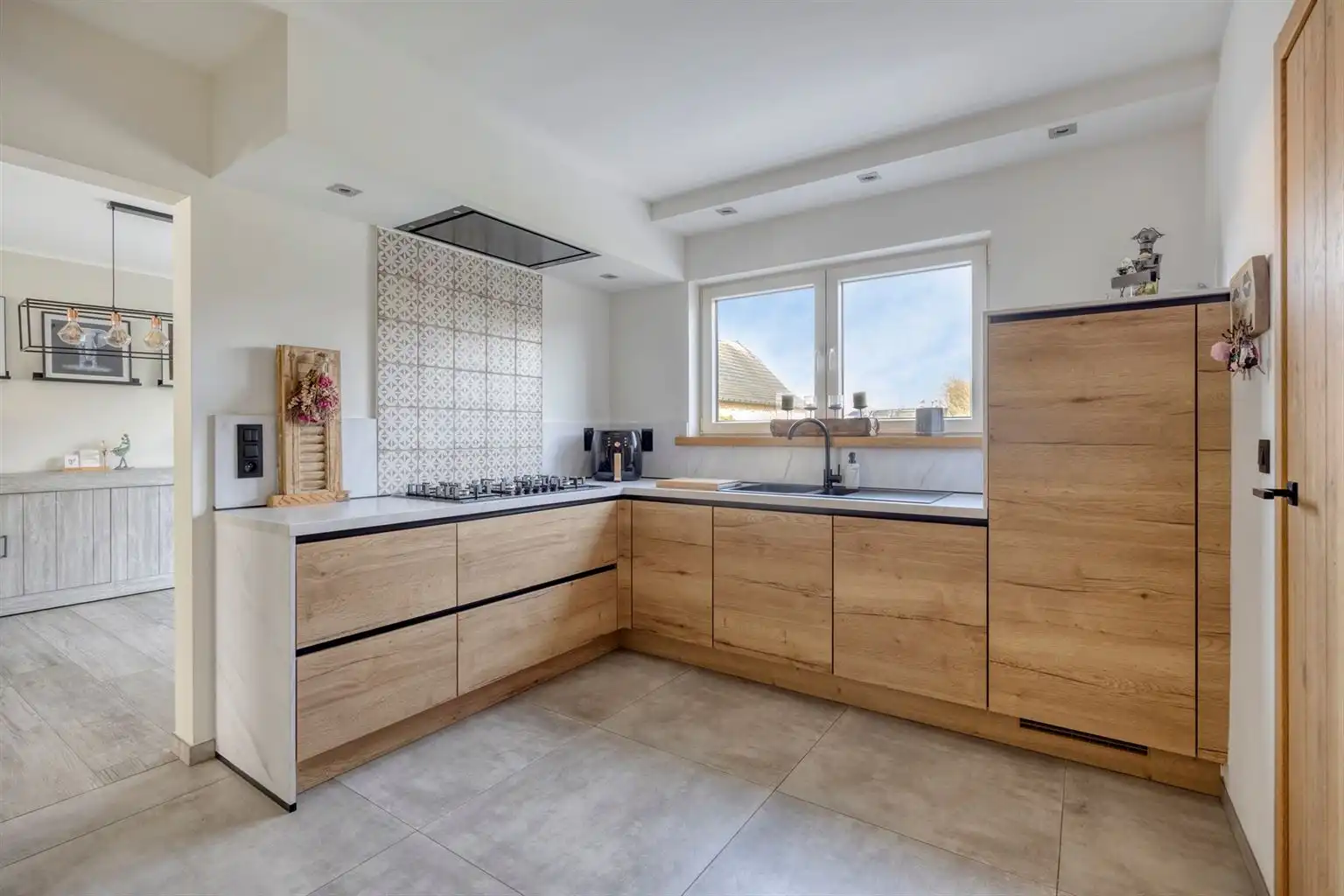 Vrijstaande woning met 3 slaapkamers, inpandige garage, omheinde tuin en zonnepanelen, zeer rustig gelegen in het landelijke Molenbeersel. foto 9