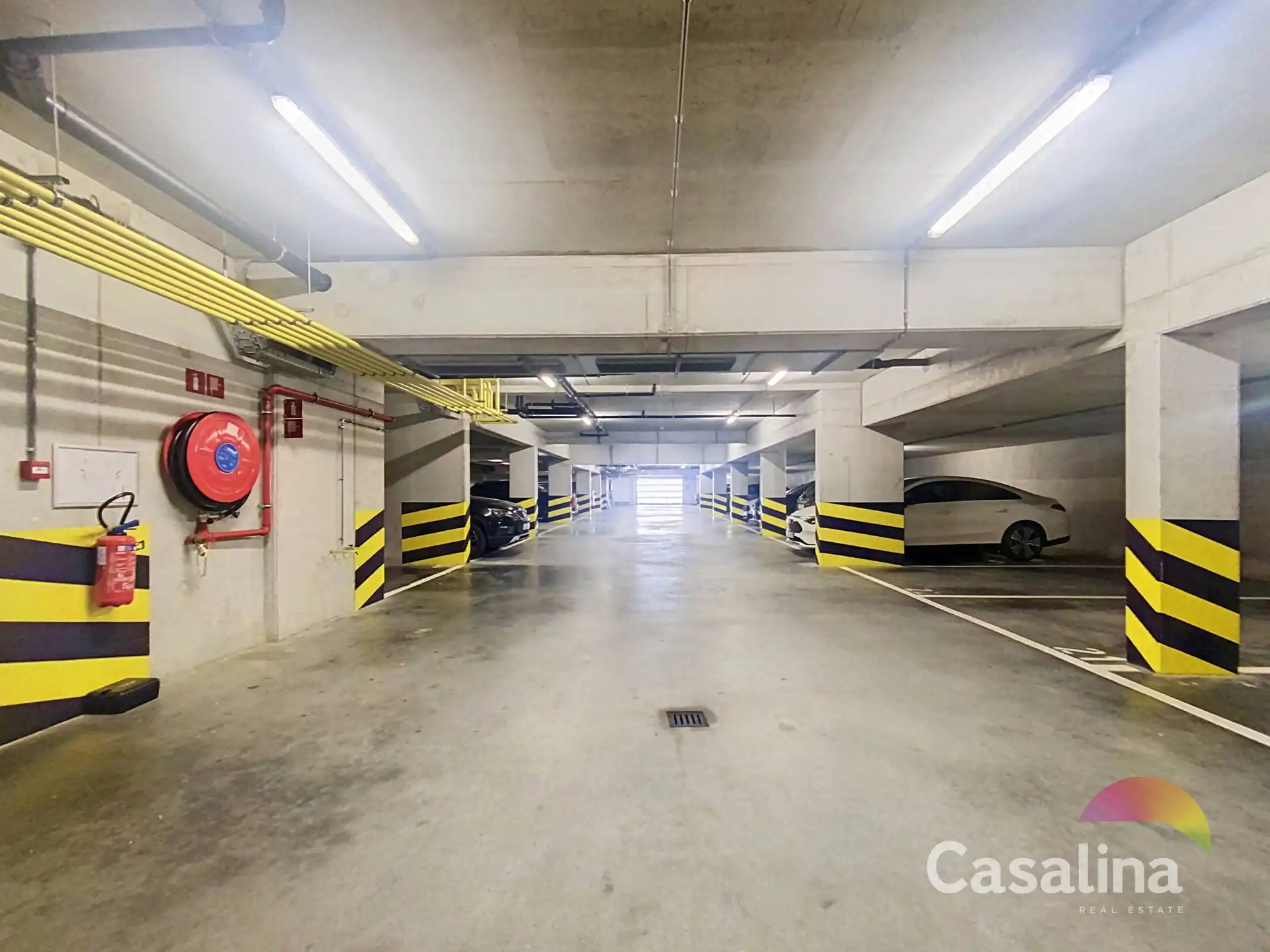 Casalina Real Estate - Binnenparkeerplaats voor één wagen. foto 3