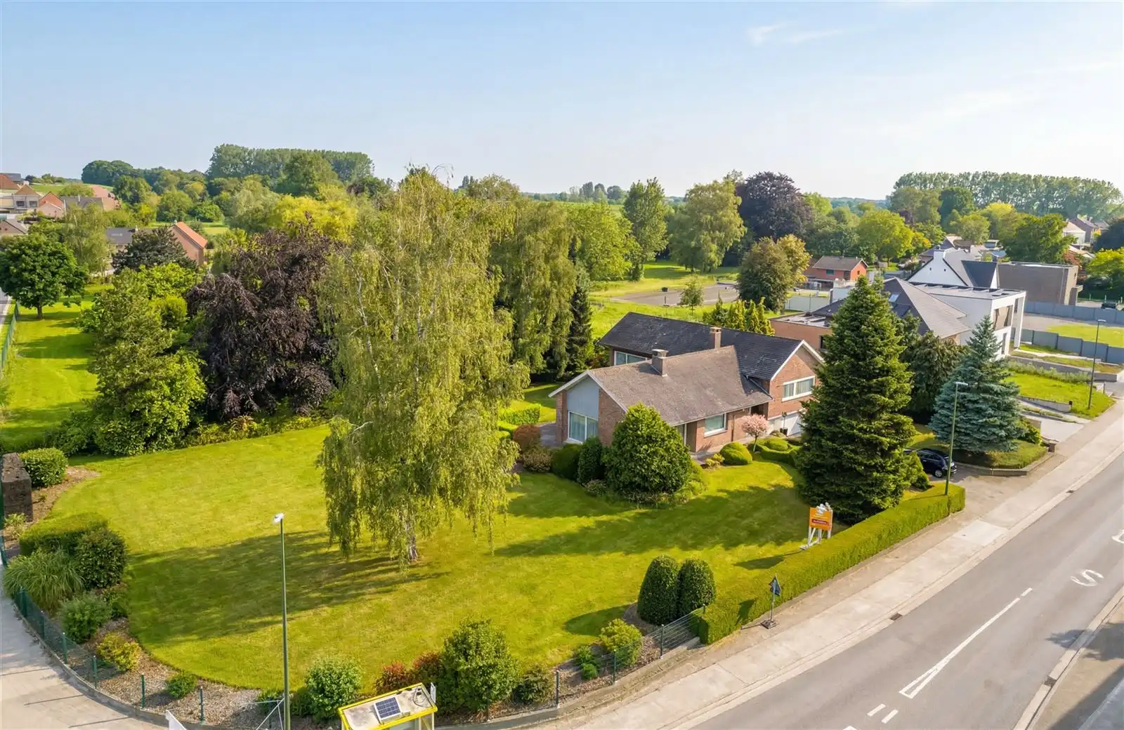 Hoofdfoto van de publicatie: Ruime op te frissen split level villa met grote tuin op 23are20
