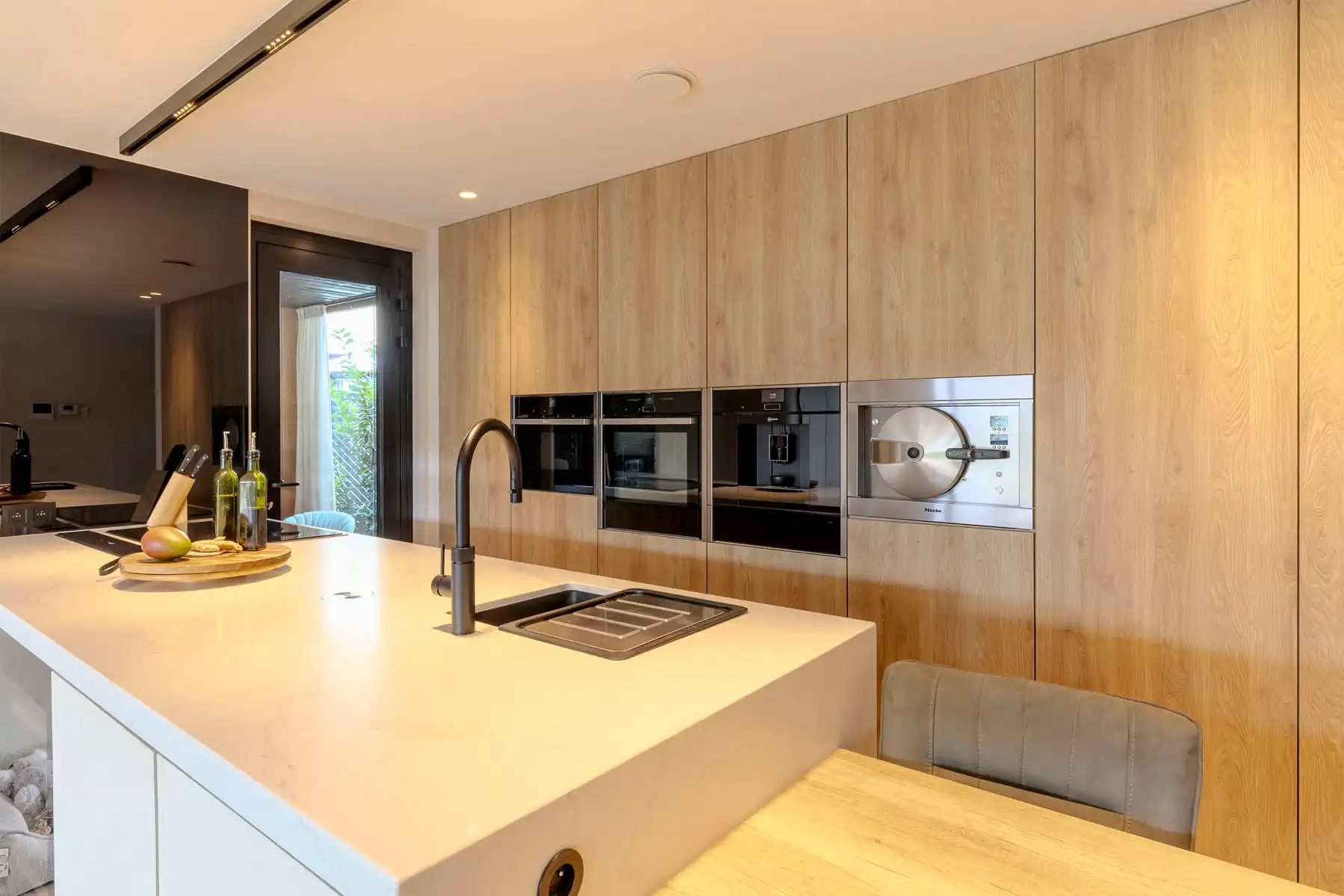 Instapklaar gelijkvloers appartement met carport, berging, luxe afwerking en aangelegde tuin foto 6