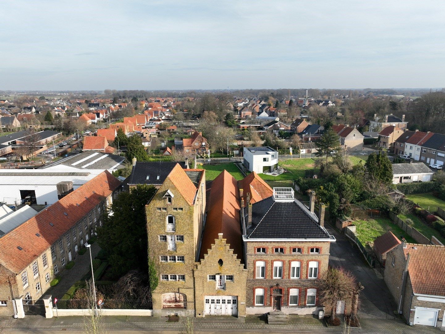 PROJECTGROND | 6 APPARTEMENTEN | 1 KANTOOR & 2 WONINGEN  foto {{pictureIndex}}
