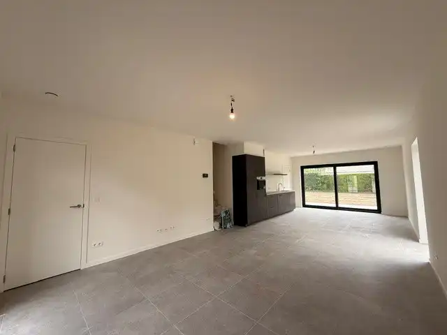 Halfopen nieuwbouwwoning met 4 slaapkamers gelegen te Opitter. foto 4