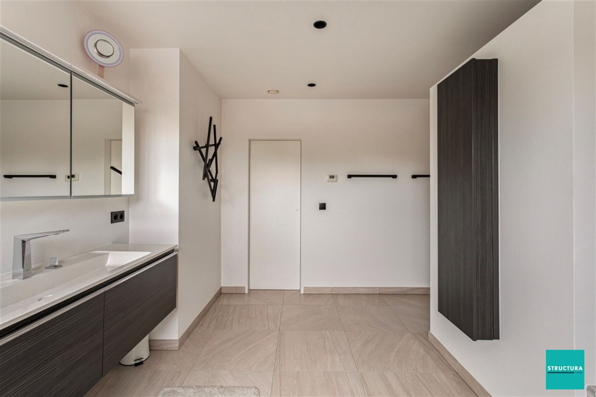 Prachtige moderne villa met zwembad en poolhouse foto 16