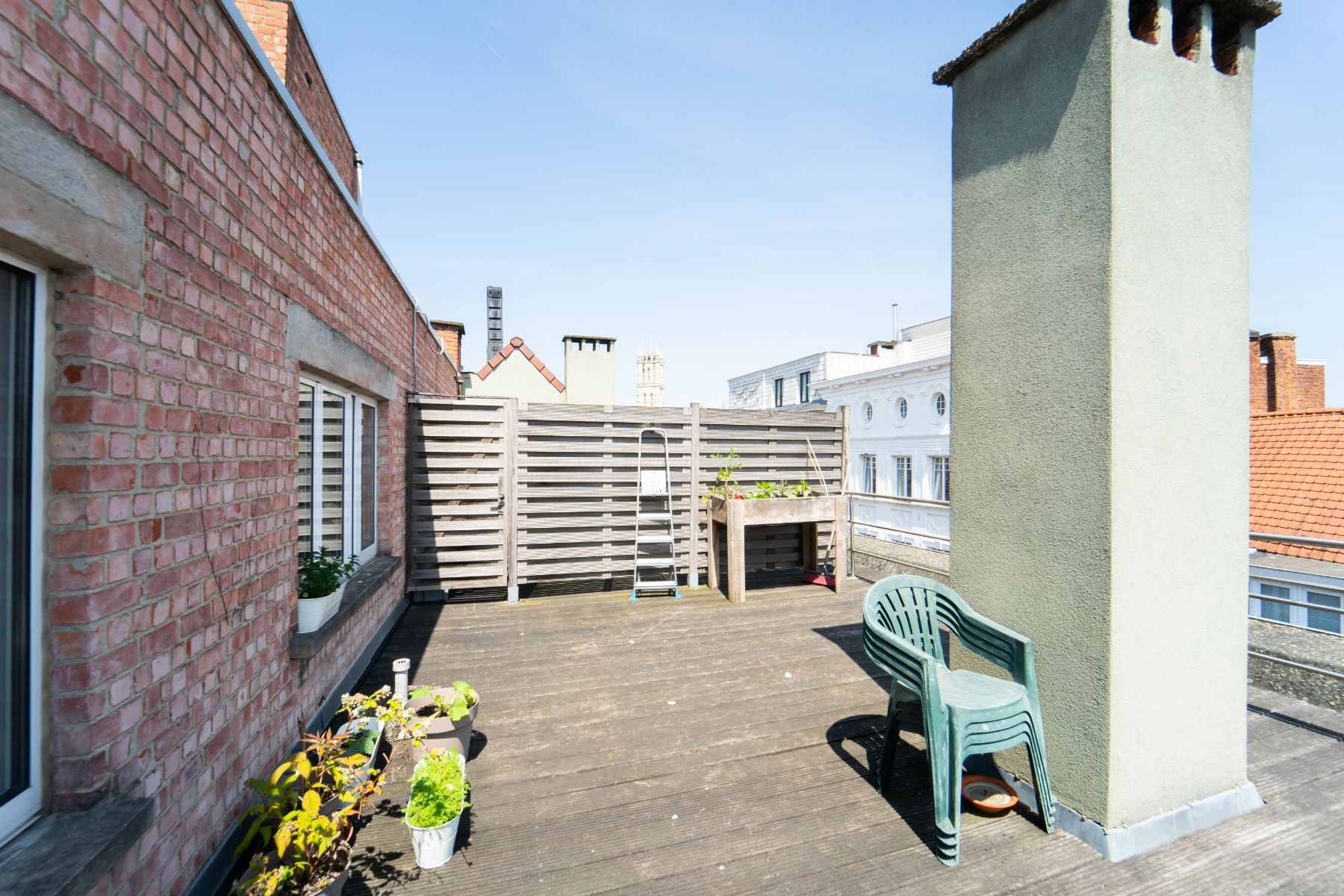 Twee-slaapkamer appartement met groot zonnig terras foto 12