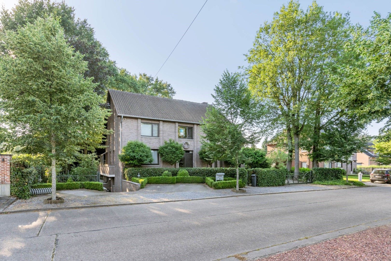 Bijzonder ruime villa met 5 slaapkamers en praktijkruimte, omgeven door een prachtige tuin, vlakbij het centrum  foto 4