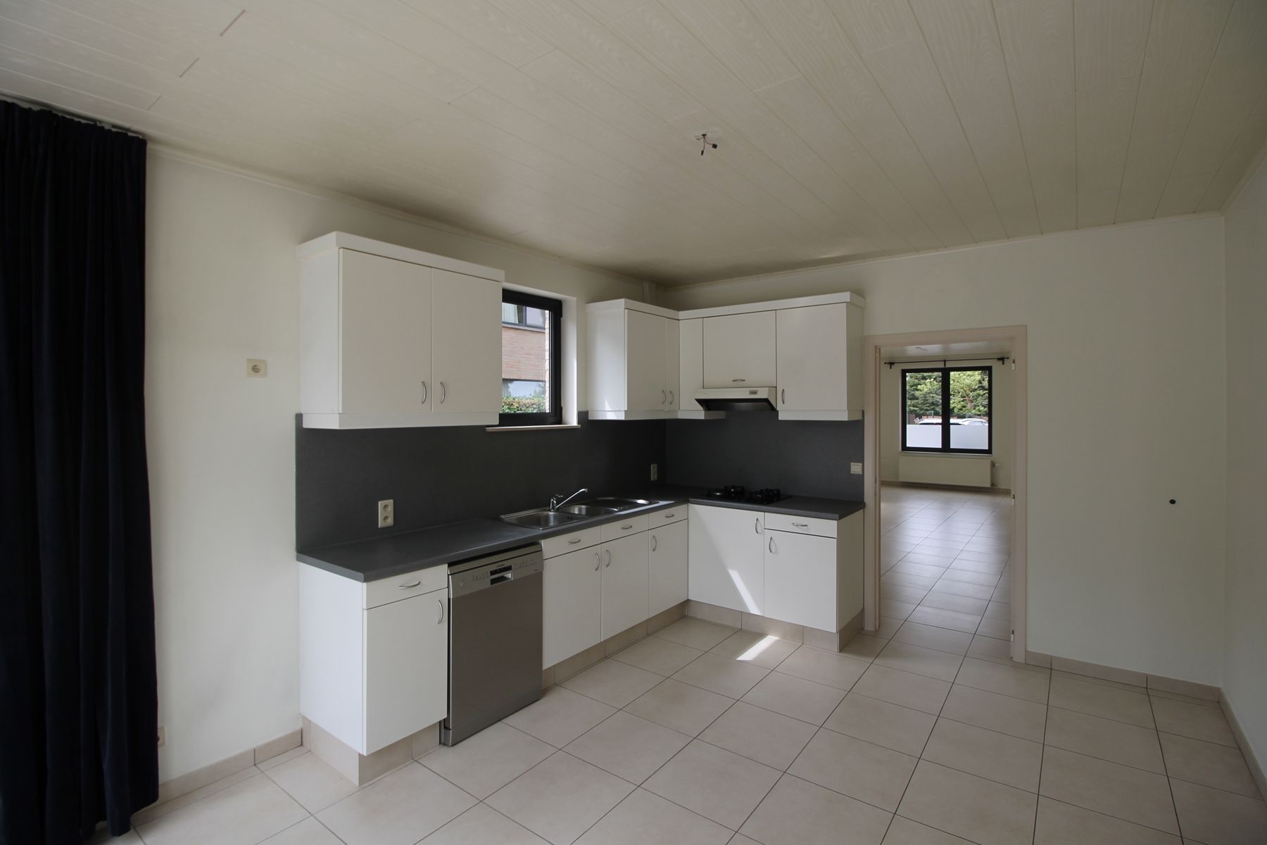 Recente halfopen bebouwing met ruime tuin, terras en garage foto 6