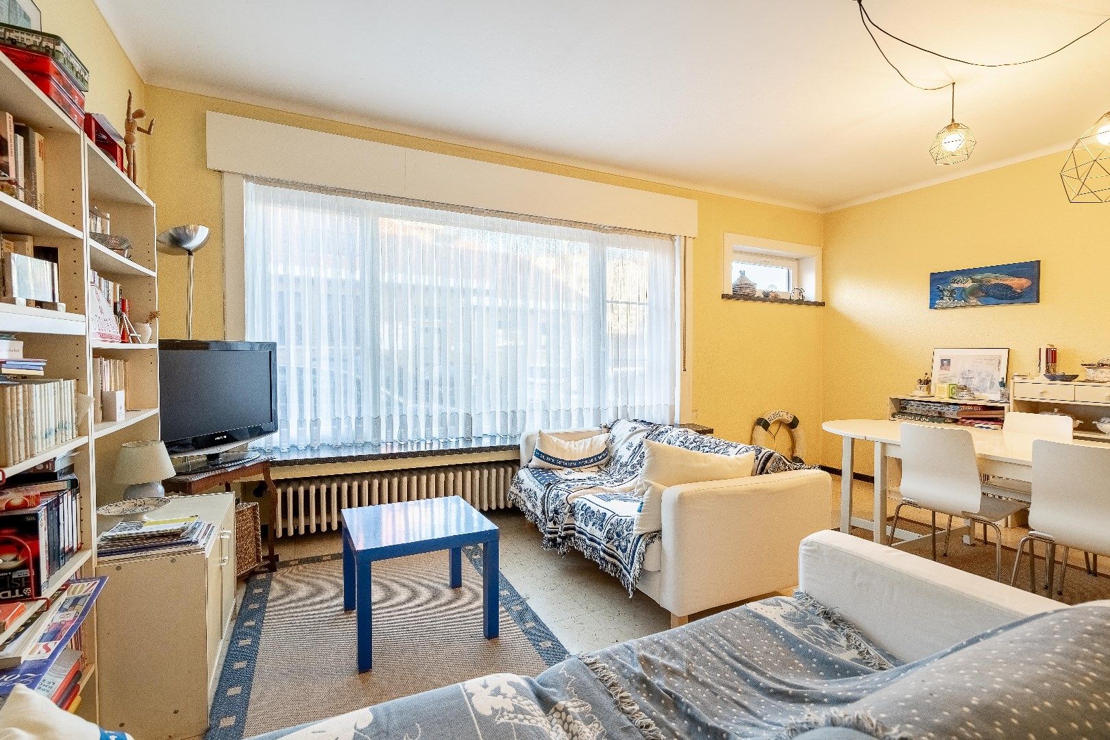 Te renoveren appartement gelegen in een kleinschalige residentie in een zijstraat van de Dumortierlaan. foto 2