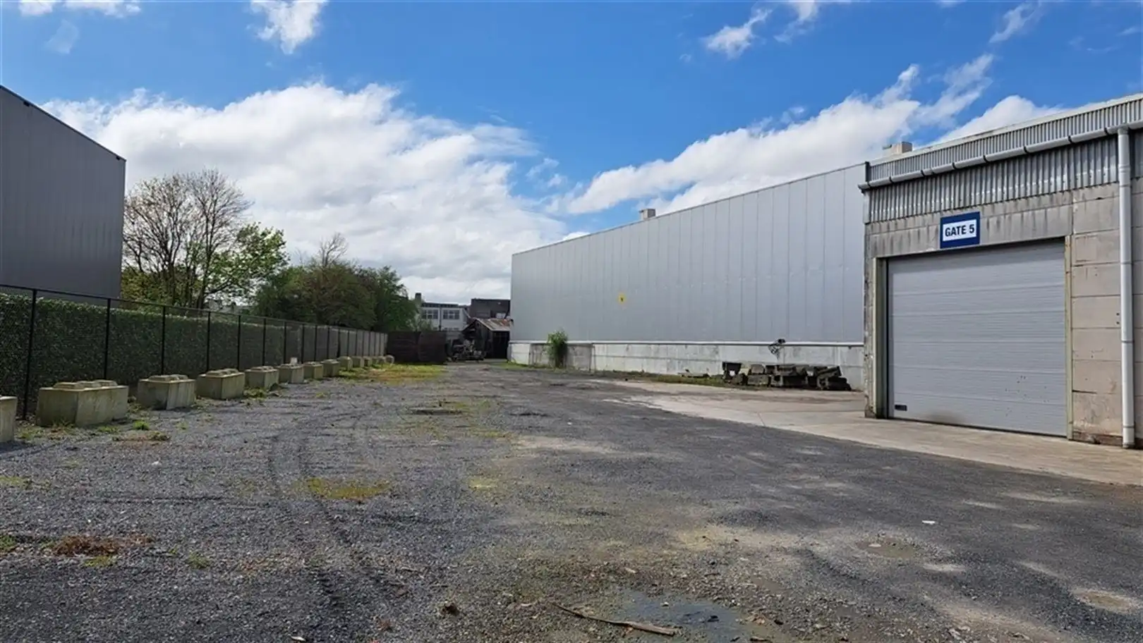 Semi-industrieel bedrijfsgebouw met laad-en loskades en rolbruggen foto 4