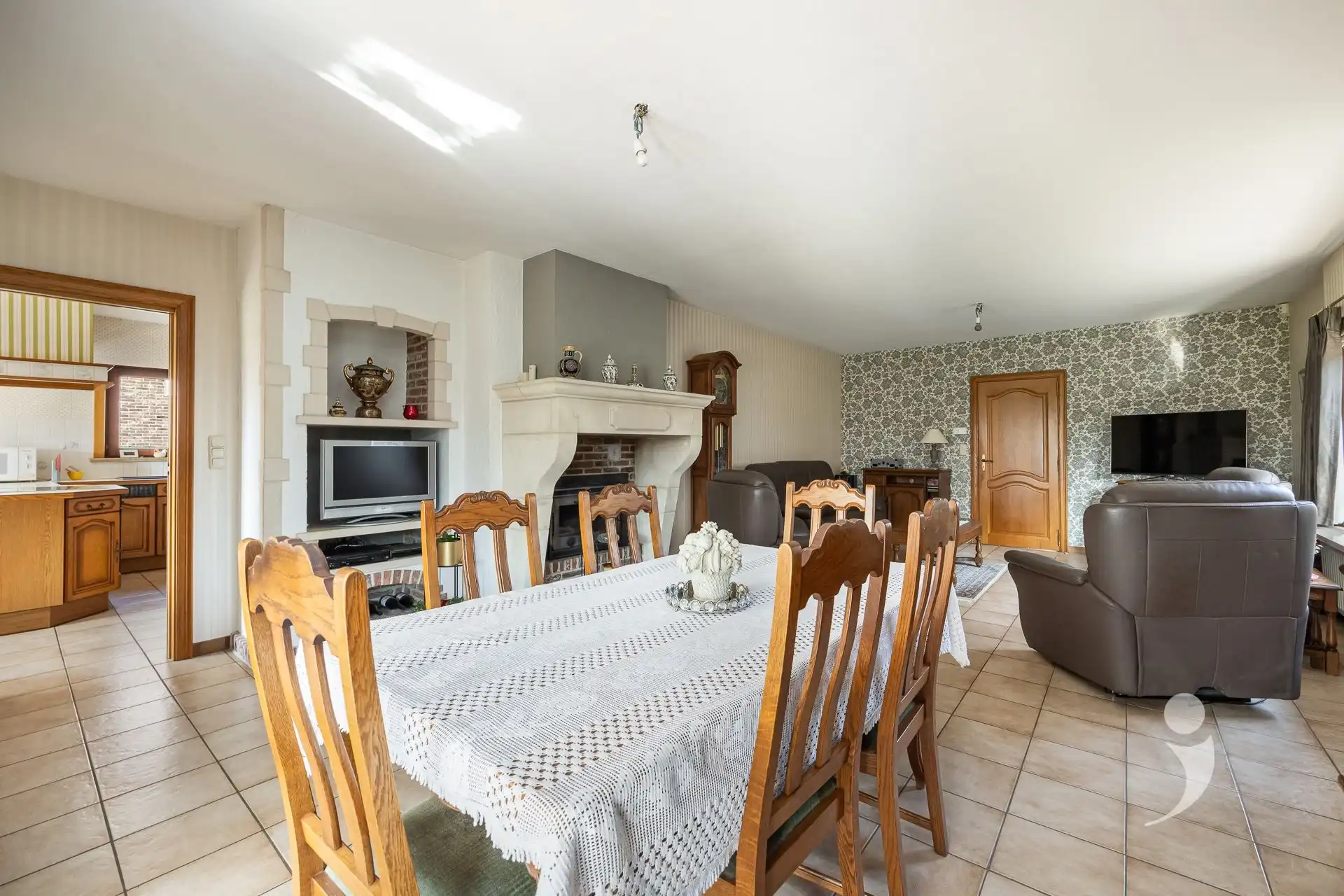 Instapklare en ruime woning met zicht op de velden! foto 6