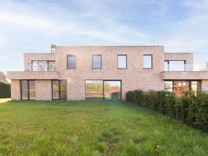 Hoogwaardig afgewerkt gelijkvloersappartement met tuin foto {{pictureIndex}}