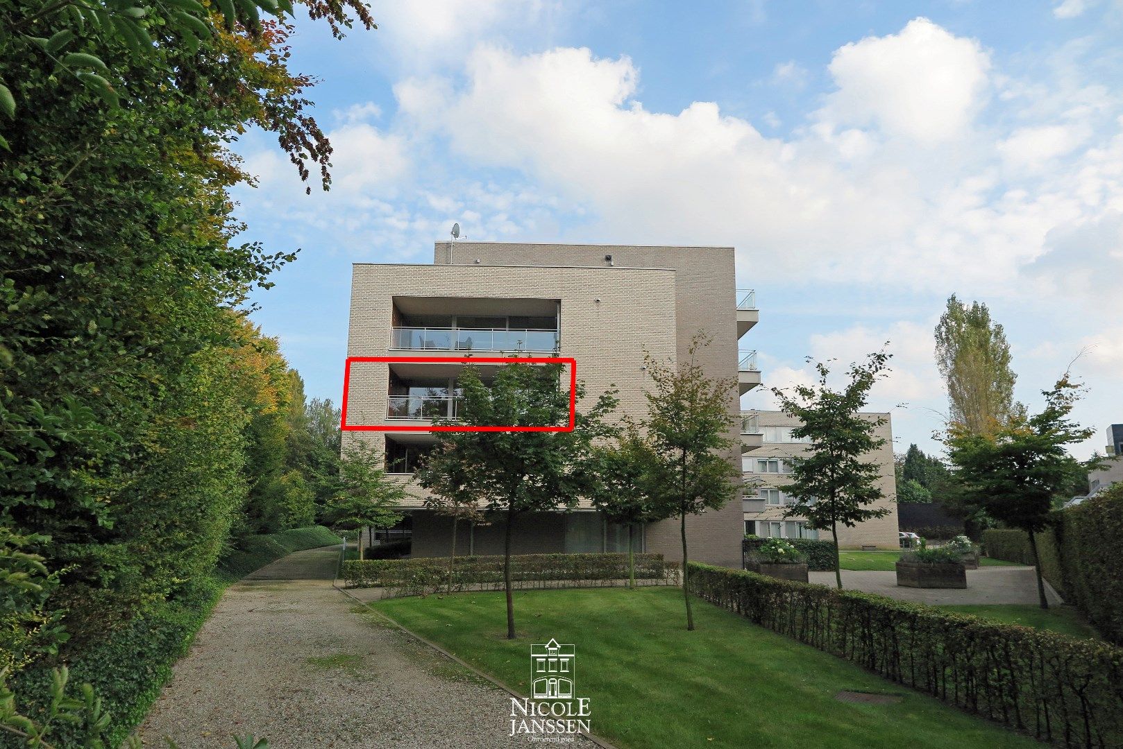 Mooi verzorgd en instapklaar appartement op de tweede verdieping met terras en autostandplaats foto {{pictureIndex}}
