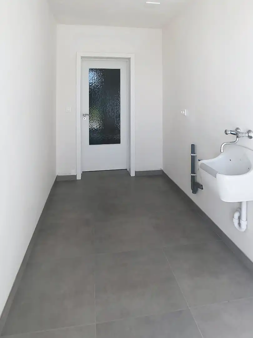 Totaal vernieuwde woning met 4 slaapkamers en inpandige garage foto 7