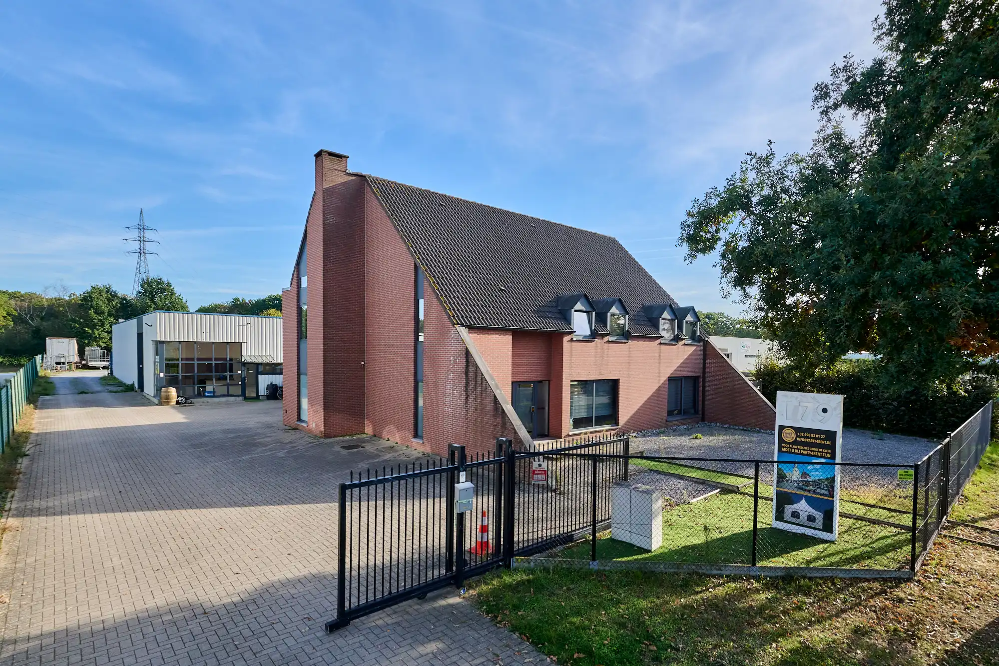 Bedrijfsgebouw met woning te koop in Hasselt foto {{pictureIndex}}