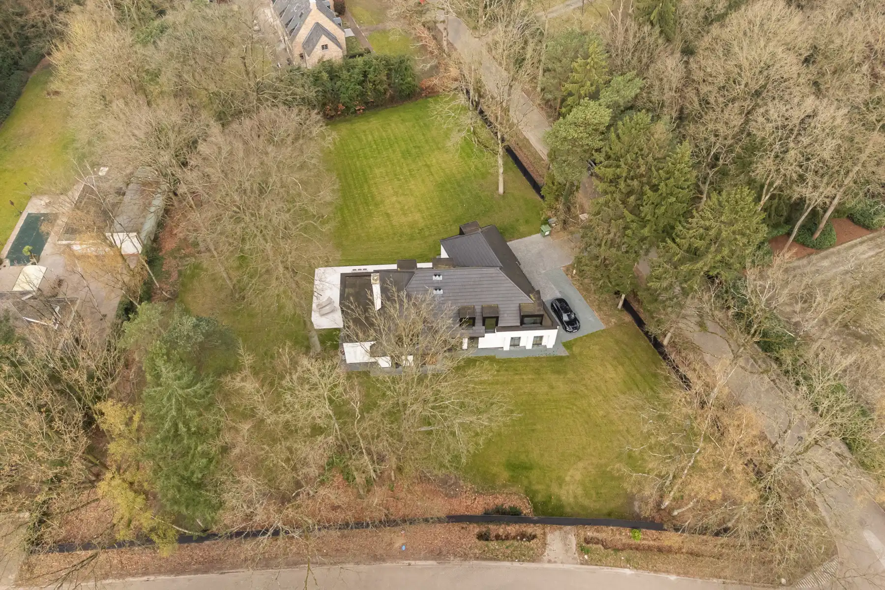 Luxueuze vernieuwbouwvilla met high-end afwerking foto {{pictureIndex}}