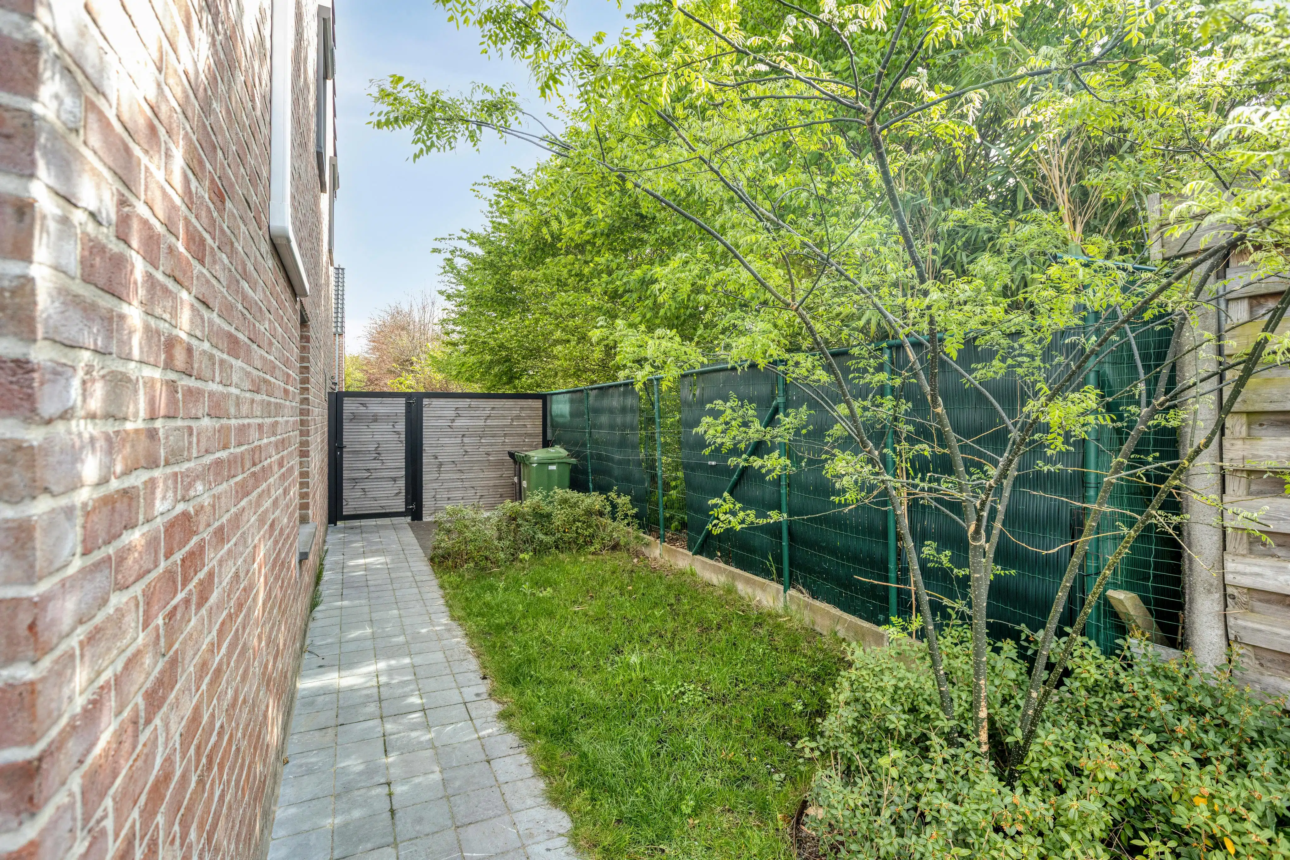 Halfopen huis te koop in Ieper met 3 kamers, garage en tuin foto 19