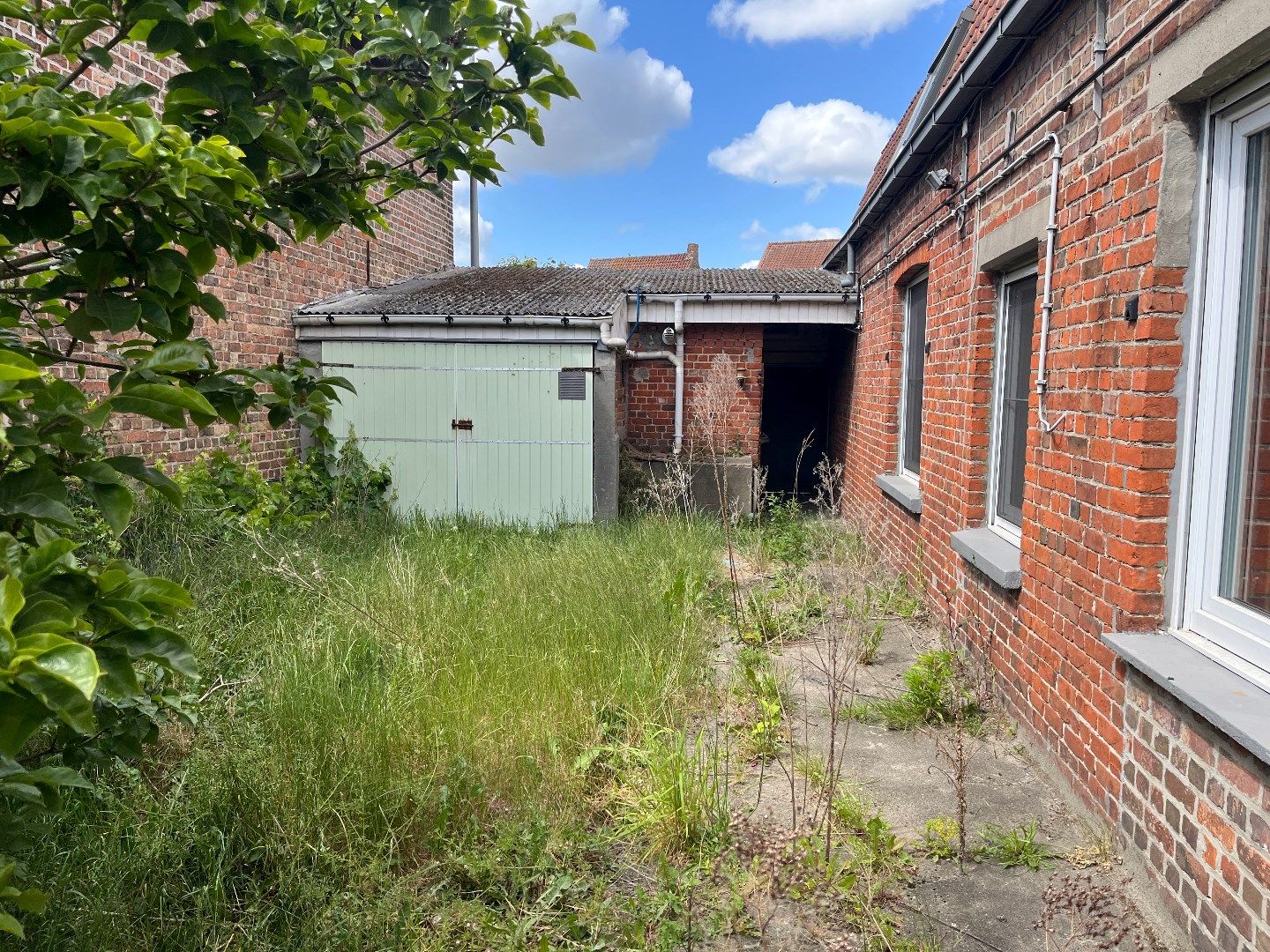 Te renoveren woonst met leuke tuin en garage foto 8