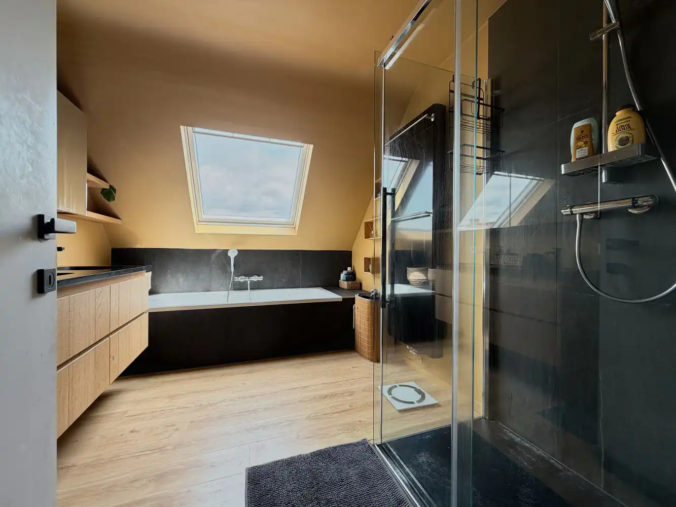 Instapklare, lichtrijke woning (3 slpks) + zonnige tuin foto 12