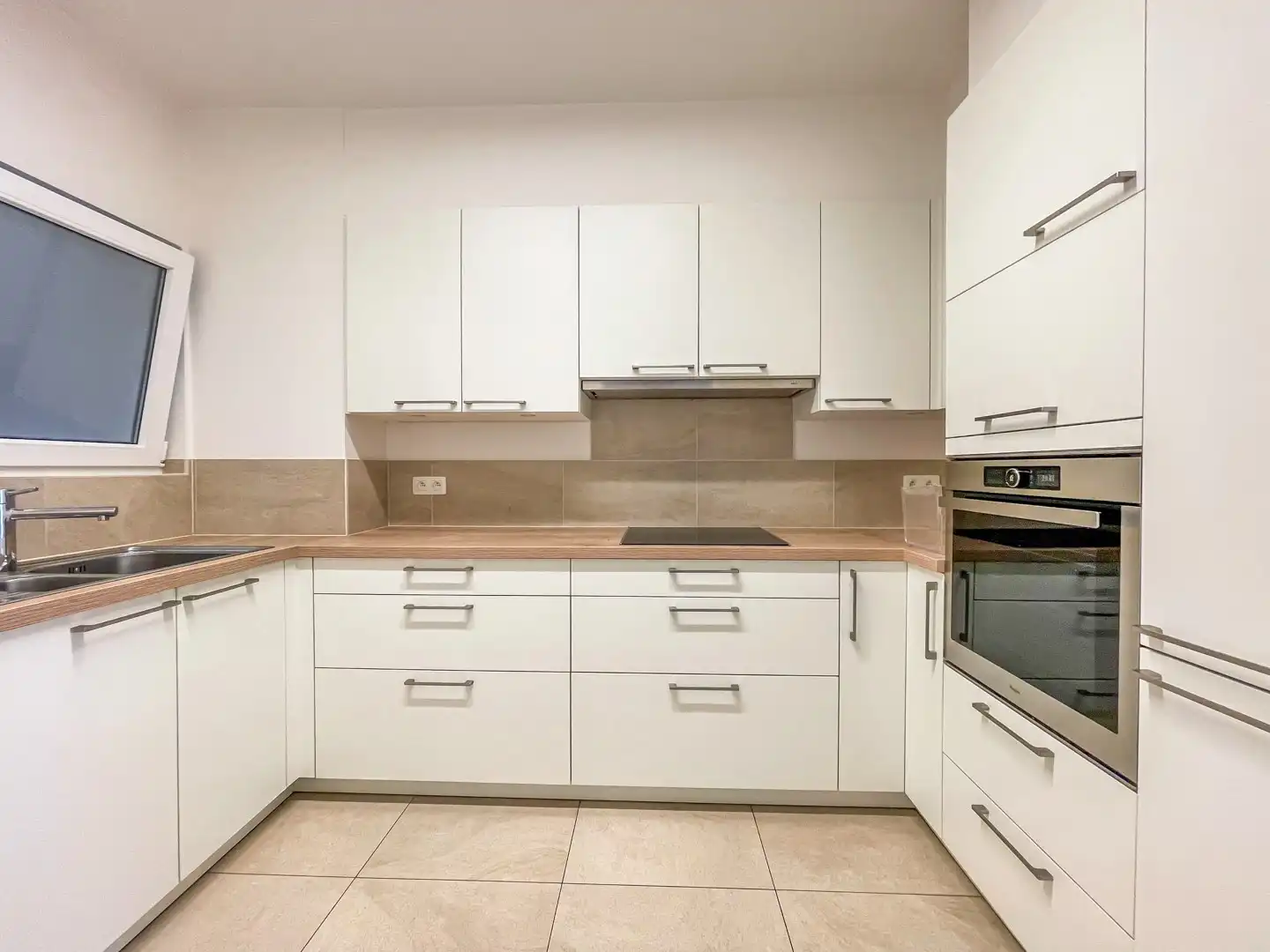 Recent gerenoveerd, lichtvol hoekappartement. Riant zicht op Lippenslaan en Kopsdreef. Mogelijkheid tot aankoop garage op gelijkvloers.  foto 7