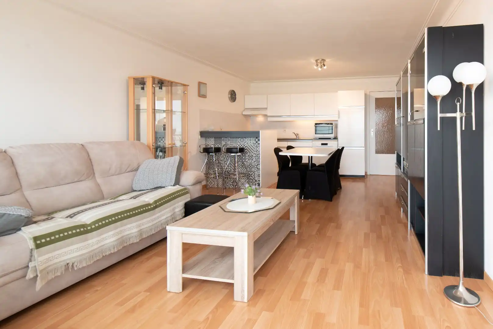 Ruime studio op de Zeedijk van Middelkerke op de vierde verdieping met aparte slaaphoek foto 5