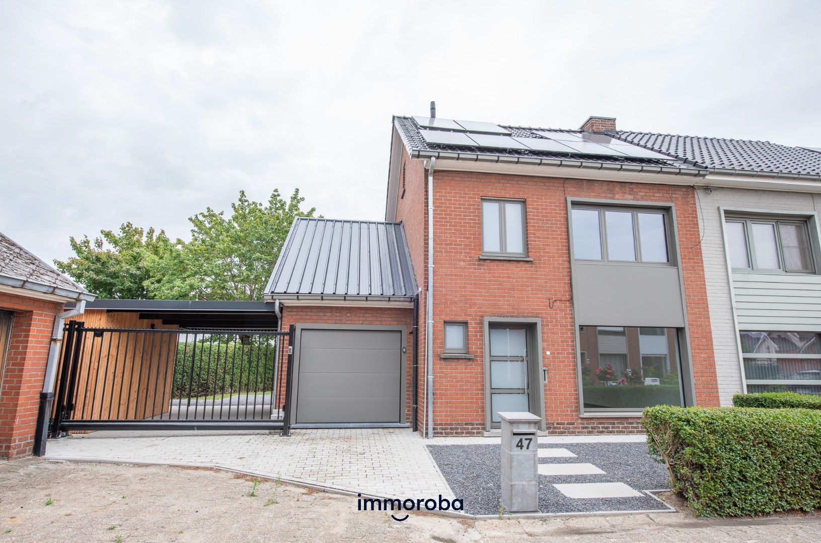 Knap gerenoveerde halfopen bebouwing met 3 slpks, garage & carport! foto {{pictureIndex}}