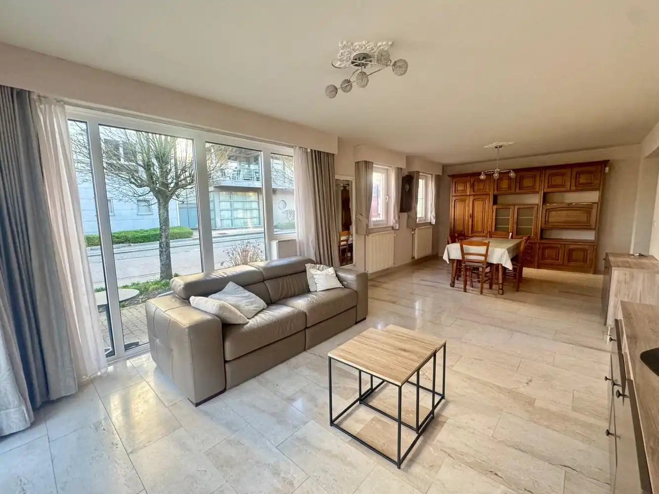 INSTAPKLAAR GELIJKVLOERS APPARTEMENT (H.O.B) foto 3